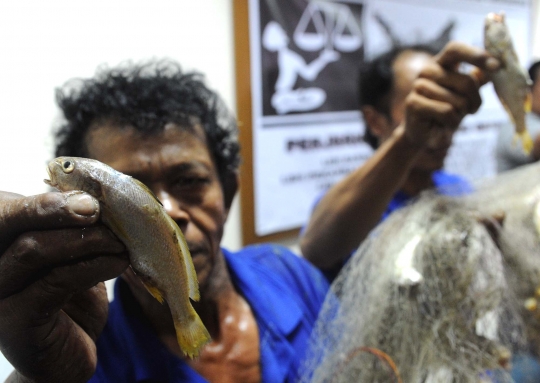 Nelayan tunjukkan hasil tangkapan ikan dari Teluk Jakarta