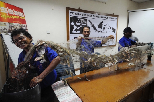 Nelayan tunjukkan hasil tangkapan ikan dari Teluk Jakarta