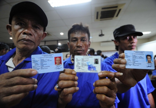 Nelayan tunjukkan hasil tangkapan ikan dari Teluk Jakarta