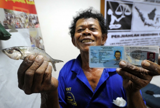 Nelayan tunjukkan hasil tangkapan ikan dari Teluk Jakarta