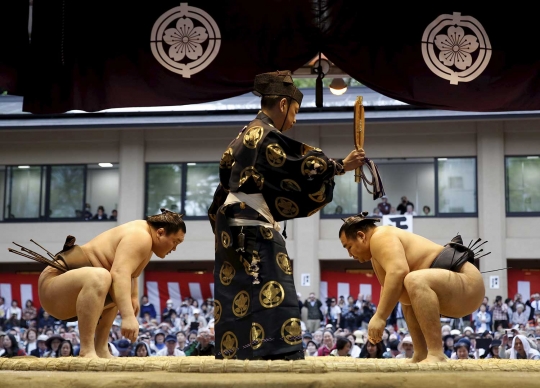 Melihat turnamen Sumo tahunan di Jepang
