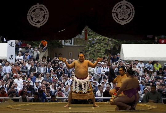 Melihat turnamen Sumo tahunan di Jepang