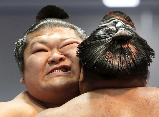 Melihat turnamen Sumo tahunan di Jepang