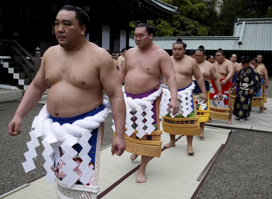 Melihat turnamen Sumo tahunan di Jepang