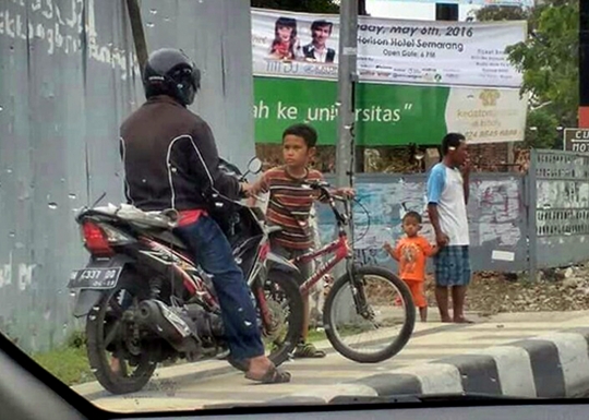 Ini sosok bocah SD pemberani yang setop pemotor melintas di trotoar