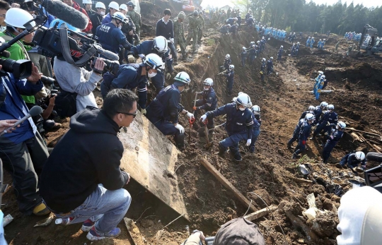 Isak tangis hiasi pencarian korban gempa Jepang