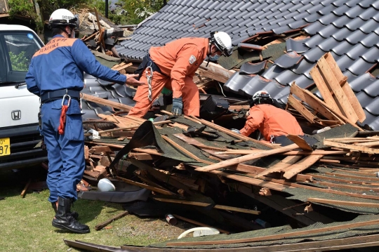 Isak tangis hiasi pencarian korban gempa Jepang