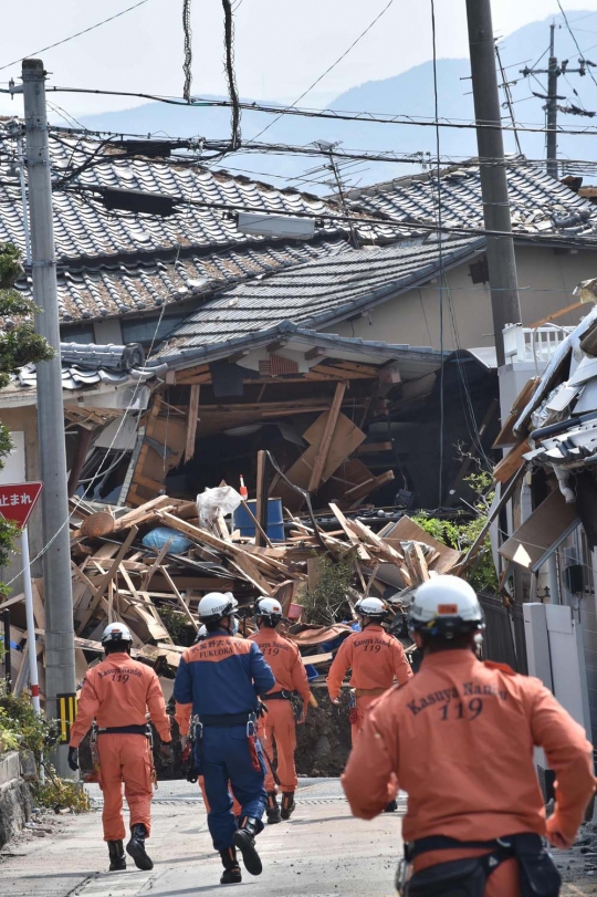 Isak tangis hiasi pencarian korban gempa Jepang