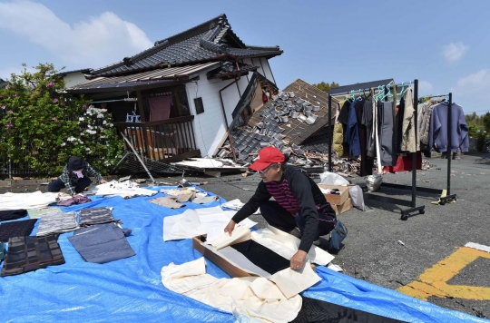 Isak tangis hiasi pencarian korban gempa Jepang