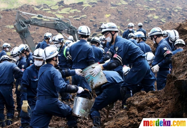 Foto : Isak tangis hiasi pencarian korban gempa Jepang ...