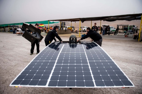 Aksi mobil tenaga surya bersaing lintasi gurun sejauh 2.300 km