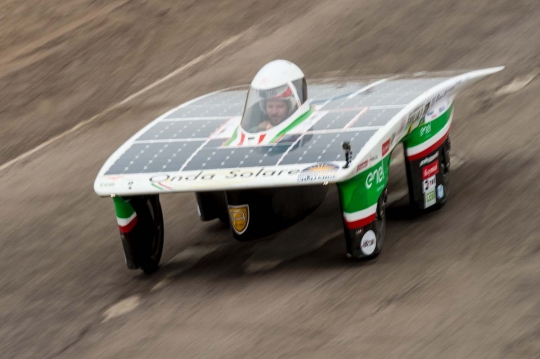 Aksi mobil tenaga surya bersaing lintasi gurun sejauh 2.300 km