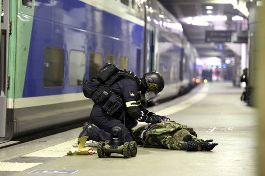 Aksi pasukan khusus Prancis amankan stasiun dari teror bom