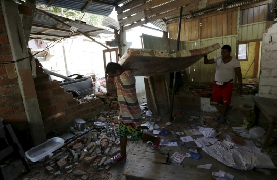 Meratapi korban gempa Ekuador selamatkan sisa barang dari reruntuhan