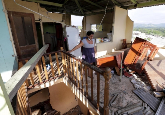 Meratapi korban gempa Ekuador selamatkan sisa barang dari reruntuhan