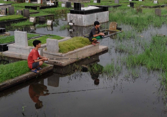 Banjir 'sulap' TPU Tanah Kusir jadi arena memancing