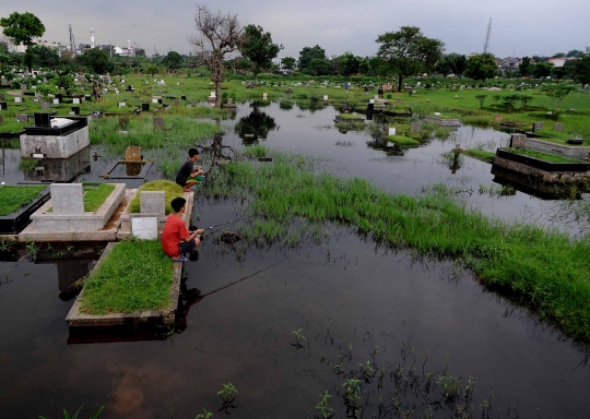 Banjir 'sulap' TPU Tanah Kusir jadi arena memancing