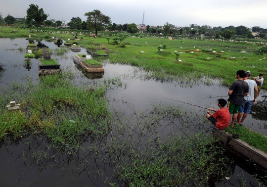 Banjir 'sulap' TPU Tanah Kusir jadi arena memancing