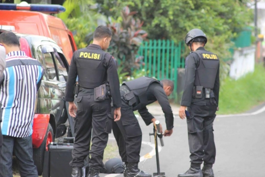 Tim Jihandak ledakan benda misterius yang diduga bom di Malang