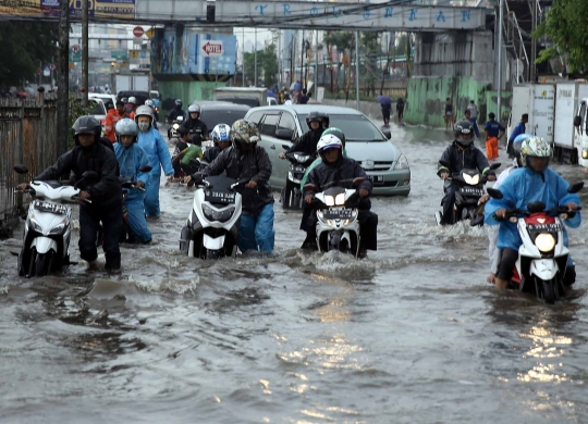 Di kepung banjir, kawasan Gunung Sahari macet parah