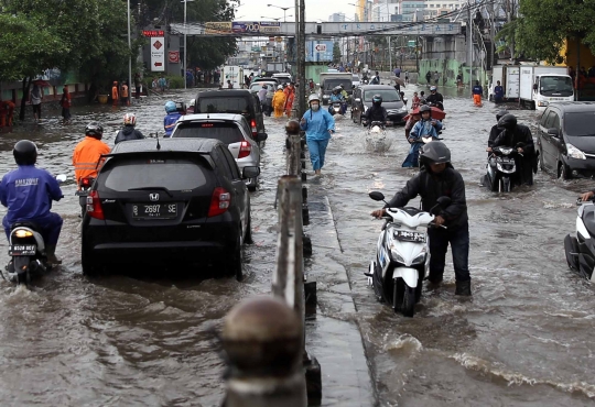 Di kepung banjir, kawasan Gunung Sahari macet parah