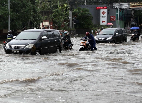 Di kepung banjir, kawasan Gunung Sahari macet parah