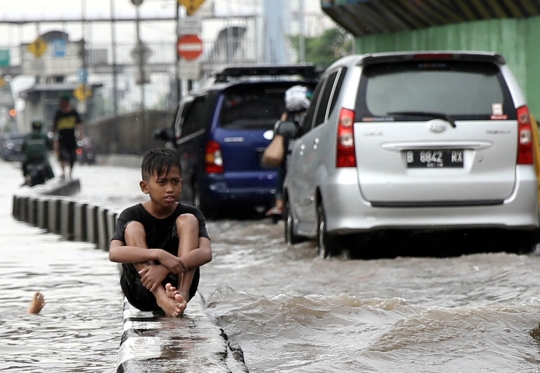 Di kepung banjir, kawasan Gunung Sahari macet parah