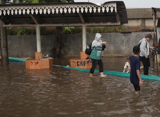 Di kepung banjir, kawasan Gunung Sahari macet parah