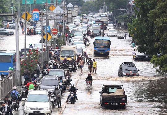 Di kepung banjir, kawasan Gunung Sahari macet parah