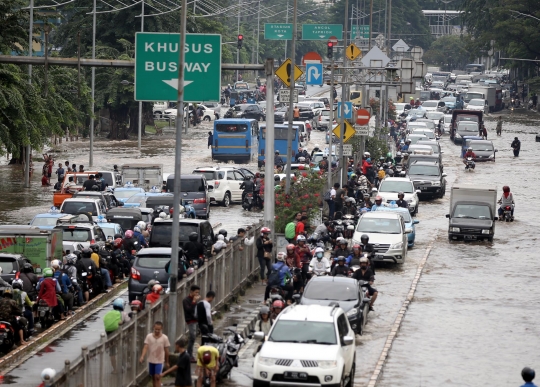 Di kepung banjir, kawasan Gunung Sahari macet parah