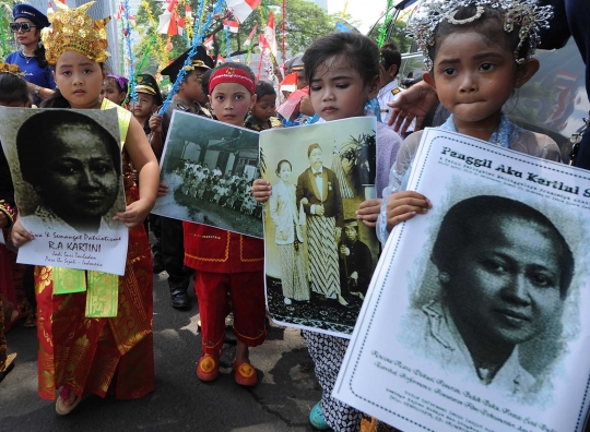 Keceriaan anak-anak jalanan berpakaian adat rayakan Hari Kartini