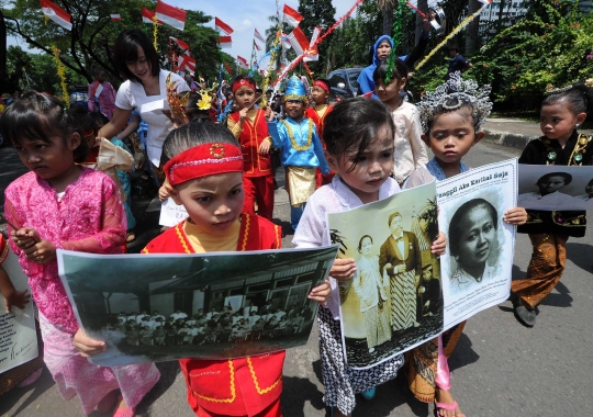 Keceriaan anak-anak jalanan berpakaian adat rayakan Hari Kartini