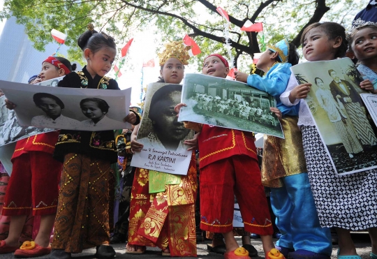 Keceriaan anak-anak jalanan berpakaian adat rayakan Hari Kartini