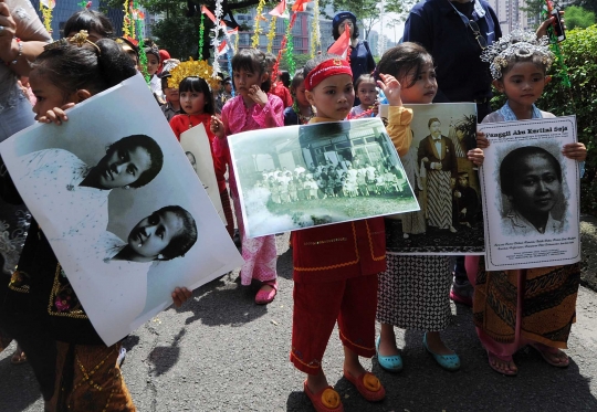 Keceriaan anak-anak jalanan berpakaian adat rayakan Hari Kartini