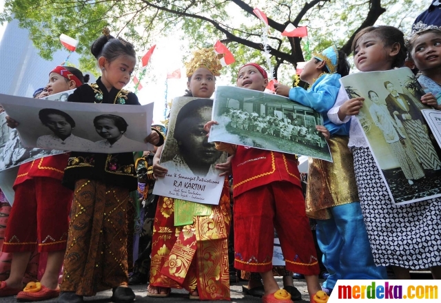 Foto : Keceriaan anak-anak jalanan berpakaian adat rayakan 