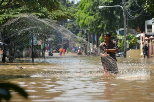 Banjir 1 meter, Jalan Mabes Hankam berubah jadi tempat menjala ikan
