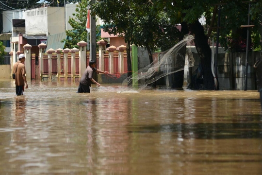 Banjir 1 meter, Jalan Mabes Hankam berubah jadi tempat menjala ikan