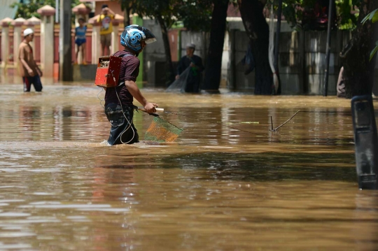 Banjir 1 meter, Jalan Mabes Hankam berubah jadi tempat menjala ikan