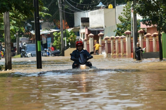 Banjir 1 meter, Jalan Mabes Hankam berubah jadi tempat menjala ikan