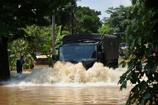 Banjir 1 meter, Jalan Mabes Hankam berubah jadi tempat menjala ikan