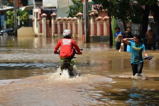 Banjir 1 meter, Jalan Mabes Hankam berubah jadi tempat menjala ikan