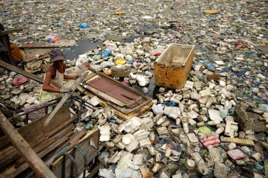 Potret pemulung mengais rezeki di kumuhnya sungai Filipina