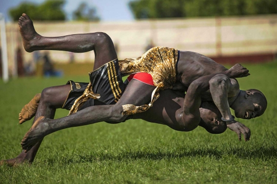 Serunya bertarung dalam arena gulat perdamaian di Sudan