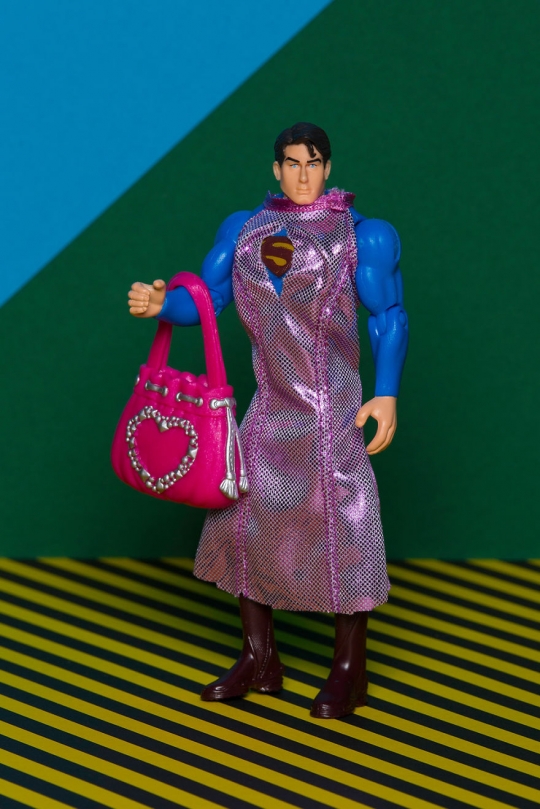 Beginilah jadinya ketika superhero pakai perlengkapan Barbie