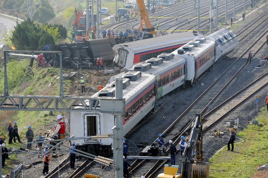 Kereta penumpang tergelincir hebat di Korea Selatan