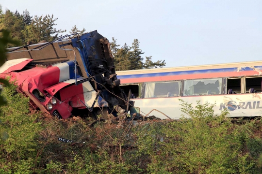 Kereta penumpang tergelincir hebat di Korea Selatan