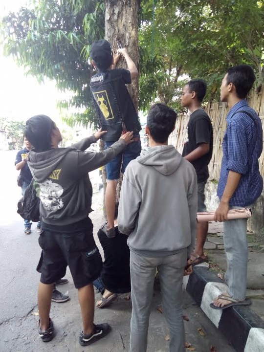 Aksi anak Punk yang peduli lingkungan di Hari Bumi Sedunia