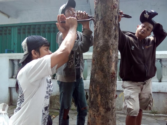 Aksi anak Punk yang peduli lingkungan di Hari Bumi Sedunia