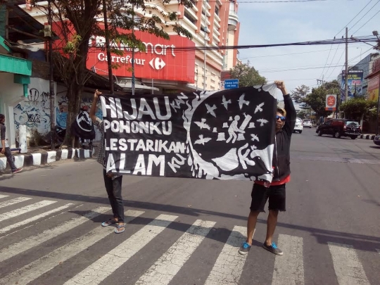 Aksi anak Punk yang peduli lingkungan di Hari Bumi Sedunia