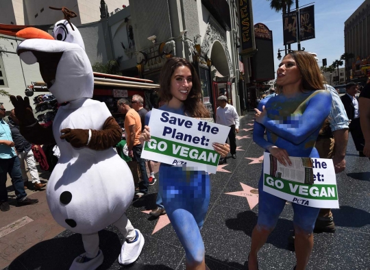 Aksi telanjang aktivis cantik PETA peringati Hari Bumi di Hollywood